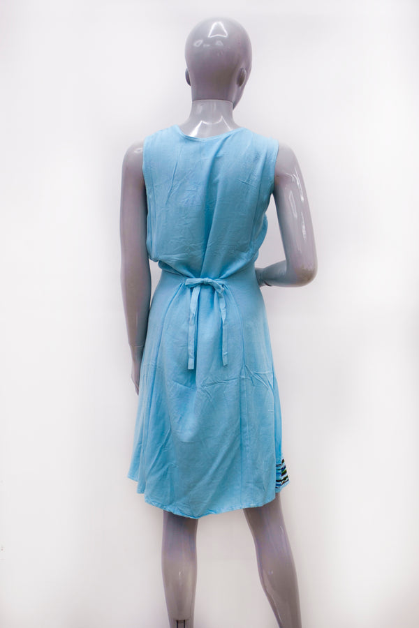 Vestido casual azul con bordado