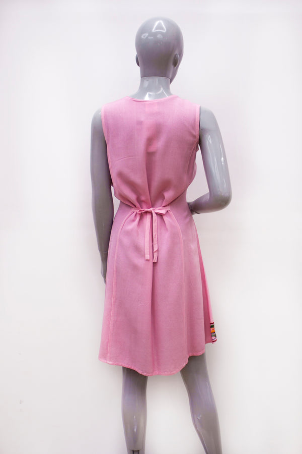 Vestido casual rosa con bordado