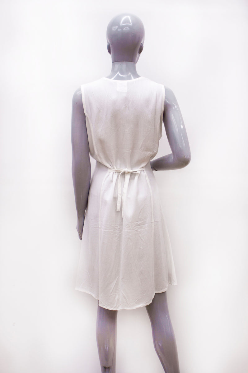 Vestido casual blanco con bordado